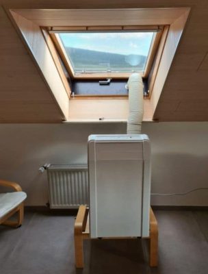Klimagerät im Dachgeschoss mit Abluftschlauch und Fensterabdichtung 