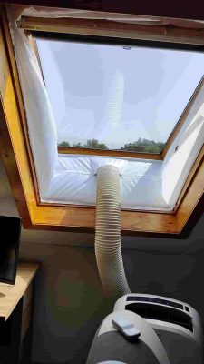 Klimagerät Abluftschlauch in Dachgeschoss mit Fensterabdichtung
